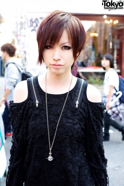 Yukka and Yuki were both wearing gothic all-black outfits when we noticed them in Harajuku. Yukka we