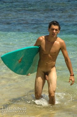 nudeathleticguys:  Nackt Surfer, heiße Brandung