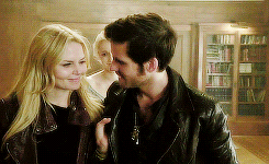 supagirl:Emma and Hook 4.08 Smash the Mirror