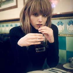 eeett:  I can’t believe this is the girl who played cassie in skins she looks so different ;3 