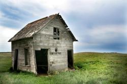 abandonedandurbex: Abandoned house in North Dakota farm country. [3456 x 2304]  Source: https://openpics.aerobatic.io/ 