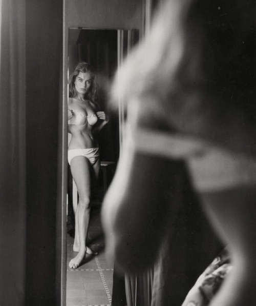 Peter Basch Lee Belinda dans le miroir. Vers 1960