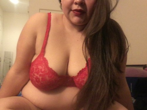 thick-curvy-love:  Meee. Just same old me :) in a new lacey bra. (: