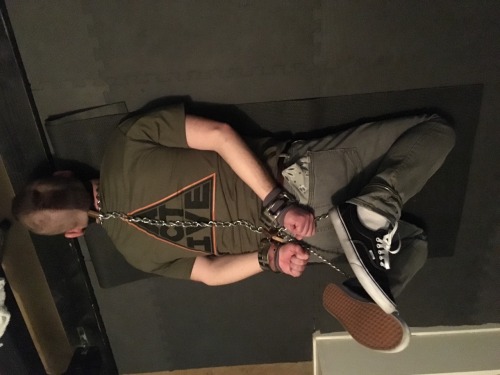 seabondagesadist:  @bondageandsocks is spending a bondage weekend in Seattle. It began with with a two hour hogchain with his gag locked to the floor. 😈 