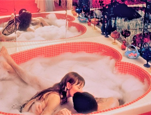 aloneandforsakenbyfateandbyman: Newlyweds Kiss in Heart Shaped Tub at the Poconos Palace. Photo