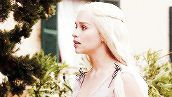 enjolyass:  Daenerys Targaryen per episode - 1.01 - WINTER IS COMING  I don’t