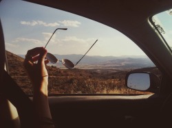 dayzea:  My afternoon, roadtrippin’ through the Californian desert. 