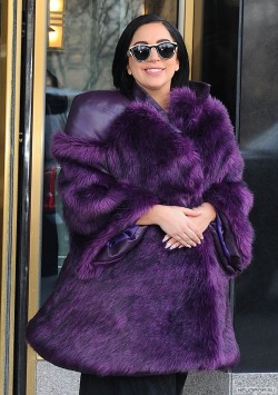 gagafanbase:  Lady Gaga leaving her apartment in NYC, 02/16.  She is hiding her left hand, so doesn’t want to show us her engagement ring yet.