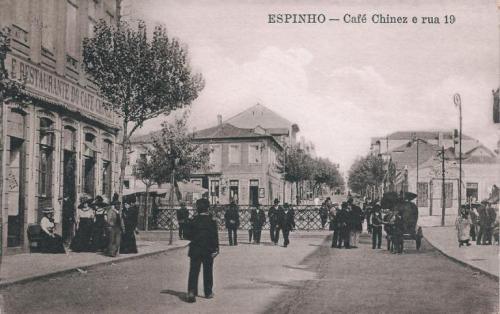 “O Café Sousa era um pouco de cidade dentro da vila.”Manuel Alegre, “Alma”; o Café chinês, que ficav