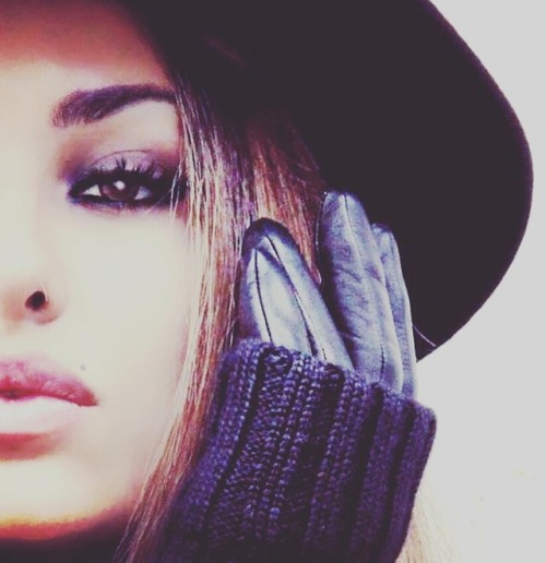 rumlexa:women in gloves/
