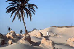 ouilavie:  Bruno Barbey. Tunisia. Near Douz. A desert landscape. 1990. 