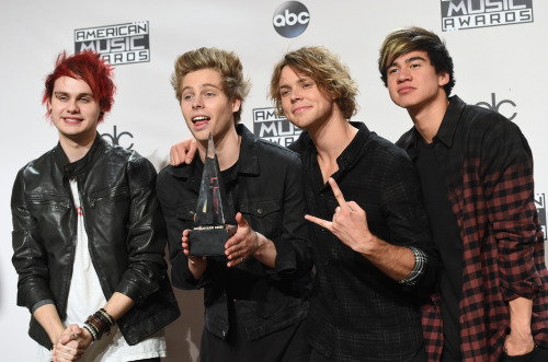 hotdamn5sos:  2014 American Music Awards porn pictures