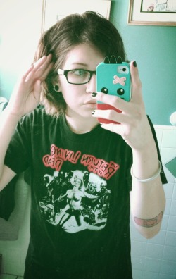 wennsbackwords:  I’m jealous of my own shirt.  P.s., I was moving my hair out of the way. Woops  &hellip;&hellip;. I want it :P