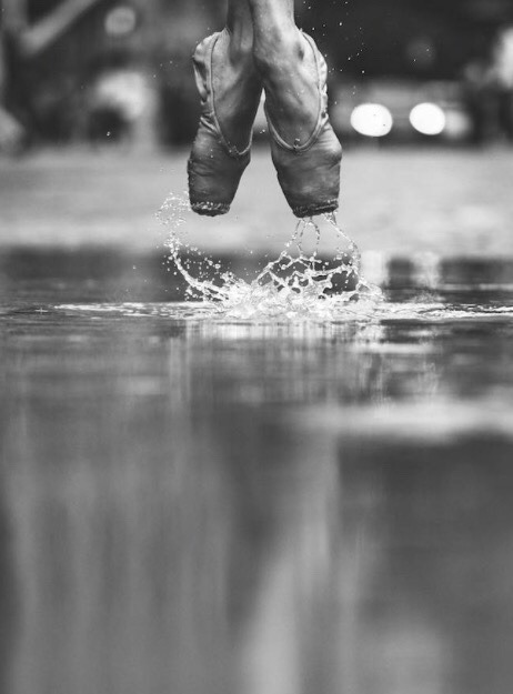 ballet-birdy:  Dancers on the streets of New York, photographed by Omar Z. Robles.
