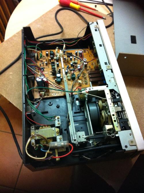 anal0gue:  in case you ever wondered what’s inside a cassette player/recorder! 