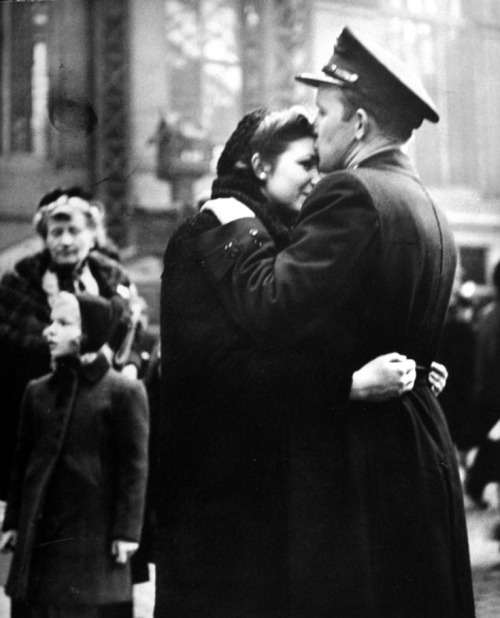 lamour-amore:  Alfred Eisenstaedt - Farewell to departing troops at New York’s Penn Station, April 1943. 