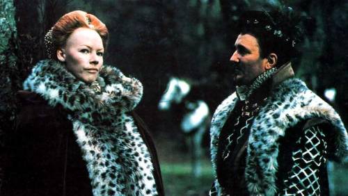 thelongbowman: Glenda Jackson as Elizabeth I. and Robert Hardy as Robert Dudley in Elizabeth R (1971