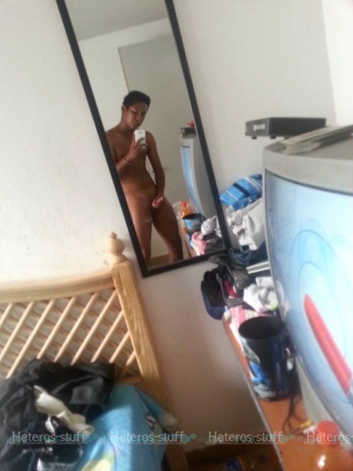 heteros-stuff:  Andés  //Hetero de FB    Vecino q rico estas cuando hablamos esos nike t hueen rico a sudor mmmmm