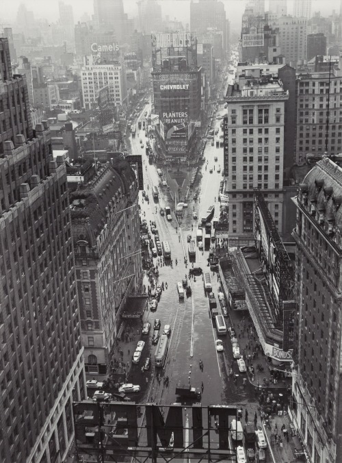 frenchcurious:  Lou Stoumen (1917-1991). Times Square in the Rain, 1940. - Source