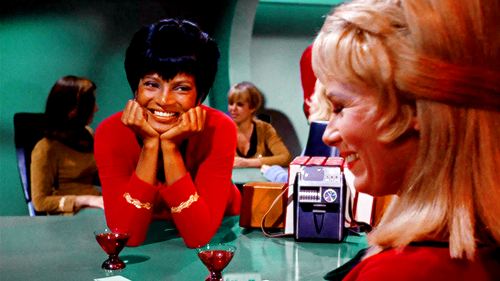 lesbianuhura:Uhura prefers ladies