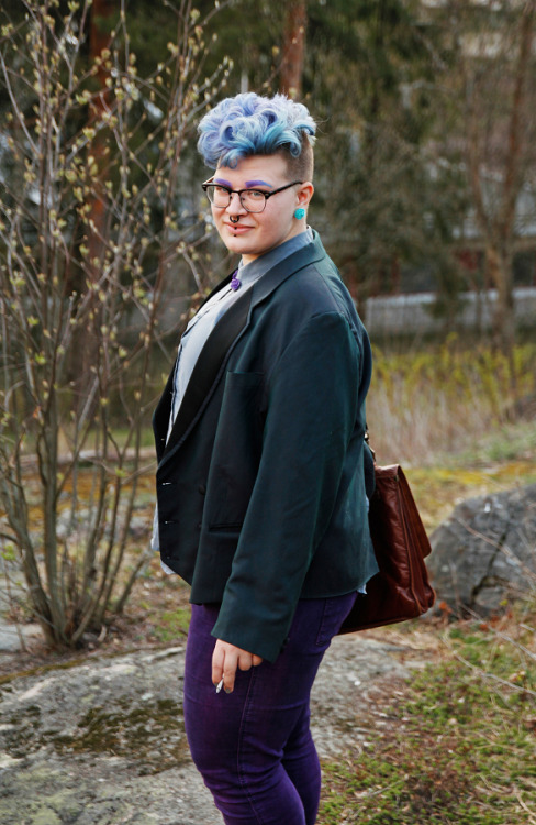 thebrownette:  meduusalammikko:  It’s getting too warm to wear all the layers I usually do, so here’s me trying to figure out how to wear a light binder under a sheer shirt.  Photos by introspektio as always.  STYLE 