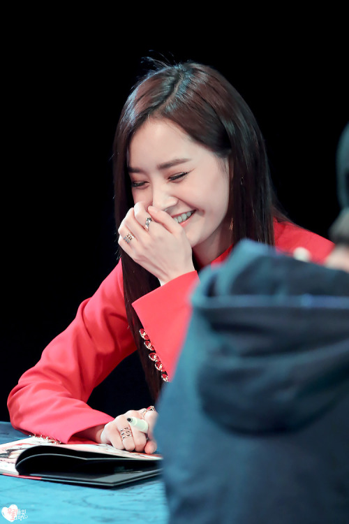 thedalshababies: 161014 Woohee @ ‘FRI.SAT.SUN’ Shinchon Fan Signing cr. 배우희.com