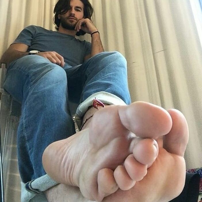 mrbastinado-blog:  feetman80:    Super decko u jeansu sa divnim bosim nogama