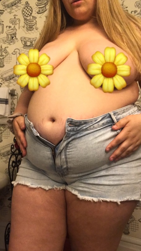 softnsweeet0:  I’ve been out of town for the last few days and now that I’m back I wanted to know if you guys have any recommendations for what types of videos/photo sets I should post this week.  Also sorry if I haven’t answered your message I’m