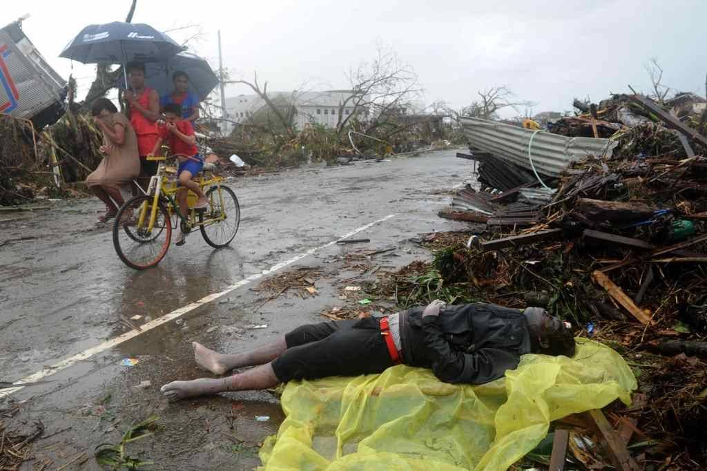 Un tifón devastó Filipinas y dejó más de 10 mil muertos y unos 2.000 desaparecidos. Se convirtió en el desastre natural más mortífero registrado en este país, según estimaciones de las autoridades. Hay ciudades enteras destruidas y hoy llega a...