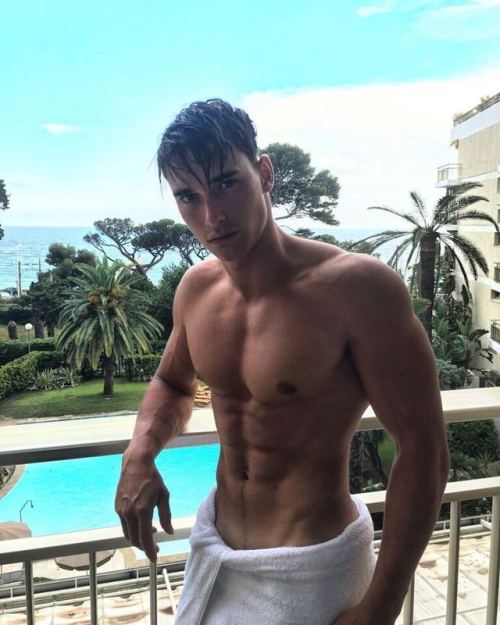 eiolessnxc:  MORE PHOTO  Like man and towel.