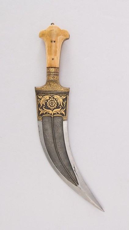 armthearmour:A lovely gilt Jambiya with an Ivory grip, India, ca. 18th-19th century, housed at the M