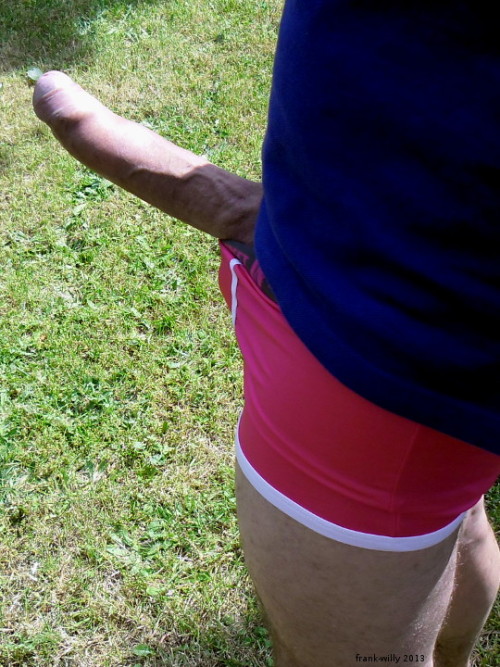 follows the blog:rodrigobulges.tumblr.com/find photos and videos of delicious bulges of men