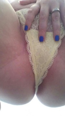 thehornywifenextdoor:  Pretty yellow lace