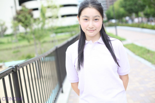 model：井上怜奈学年：高校1年出身地：兵庫県好きなことば：感謝将来の夢：マルチに活躍できる人になりたい■coordinate(スタイリング：CONOMiプレス 渡辺)ポロシャツ：2,052円スカー