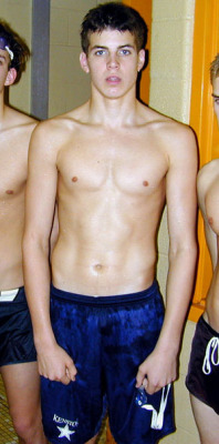 teenboys-shirtless:  Hot Guys on the beach