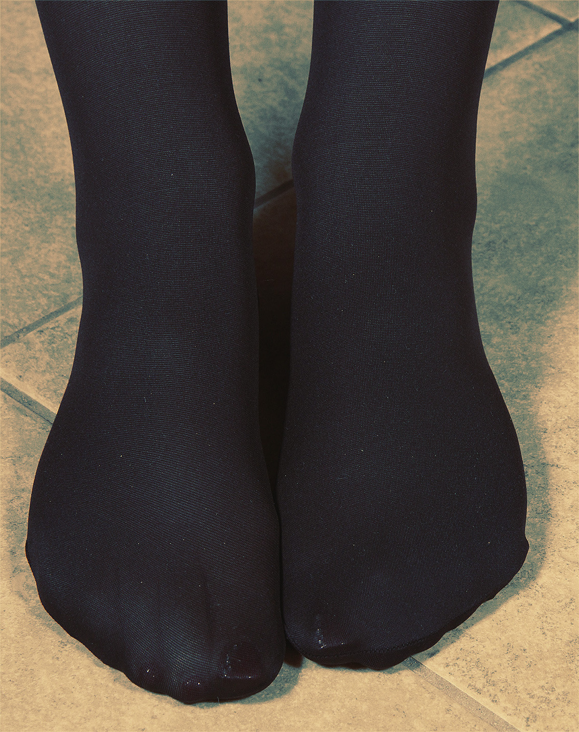 Foot колготки. Opaque Tights. Feet in Black Tights. Foot in Black opaque Tights. Black opaque Tights feet.