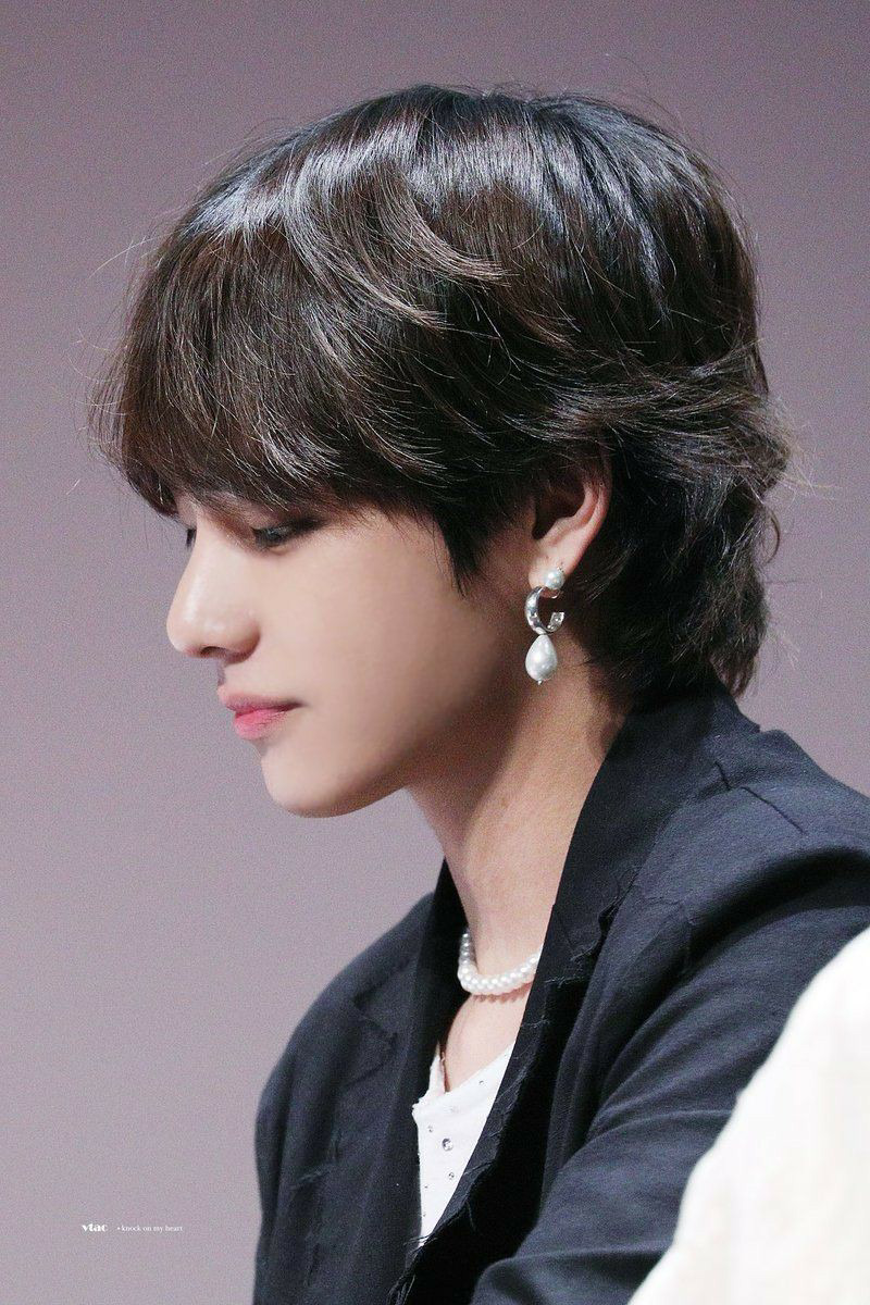 10+ Times BTS's V Was The King Of Pearl Accessories - Koreaboo