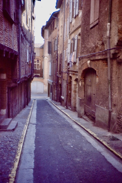 Ruelle, Albi, Tarn, Occitanie, 1984. On the morning the photo was taken the streets of the small cit