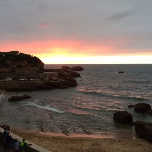 condenasttraveler:  A beautiful sunset in Biarritz, France. #dispatchfrom creative director @yolandaedwards. #travelerinfrance #biarritz #sunsets  How perf is this?????