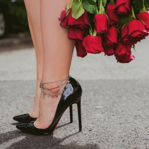 The roses sealed the deal!  The anklet tells a tale! To those in the know an anklet on a lady c