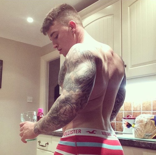 texasfratboy:  sexy man - love his underwear bubble butt!