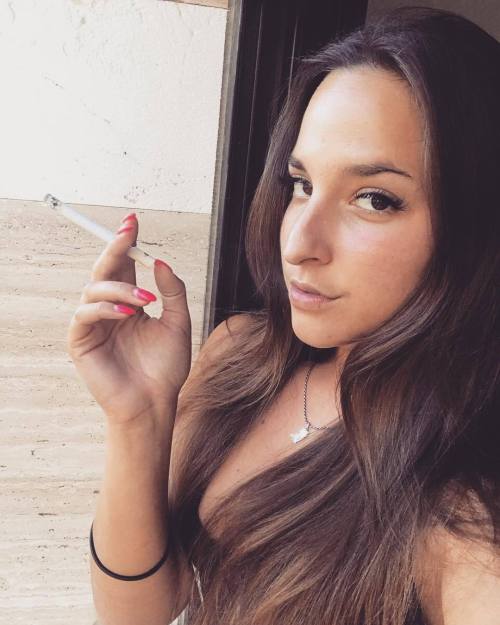 reblog if women who smoke turn you on as much as they turn ME on.