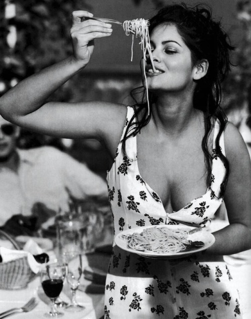 Hmm, pasta di mama..like her dress too..via the-romantic-king