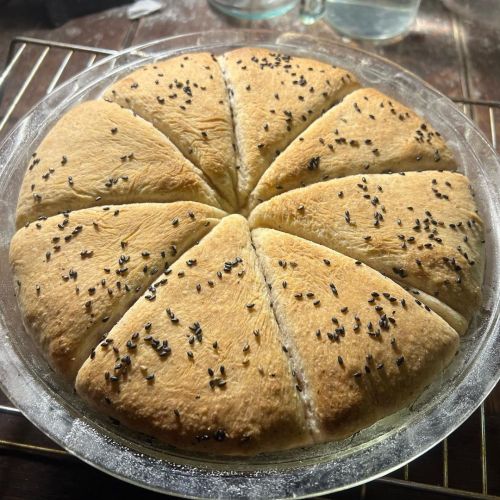 Sesame Bread.
I baked it with whole wheat flour + strong flour.
After the second fermentation, I put olive oil on it and sprinkled black sesame seeds.
Fluffy.
Yummmmmm.
ごまパン。
全粒粉＋強力粉で焼いてみた。
二次発酵のあと、オリーブ油塗って黒ごま振った。
ふわふわ。
うまうま。
#ゴマパン #自家製パン #経堂...