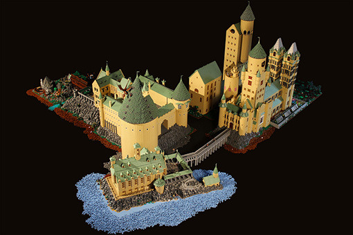 This 400,000-piece, 170-square-foot Lego replica of Hogwarts Castle might be the coolest thing we’ve ever seen.Thankfully, its creator also uploaded 79 photos of the castle onto Flickr so that fellow superfans can properly obsess over it.