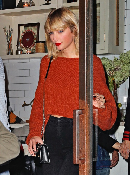  Taylor Swift out for dinner in NYC 