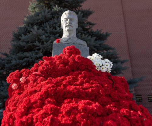 On March 5, 2021, the traditional laying of flowers at the grave of Joseph Stalin at the Kremlin Wal