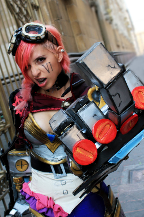 league-of-legends-sexy-girls:  Vi Cosplay