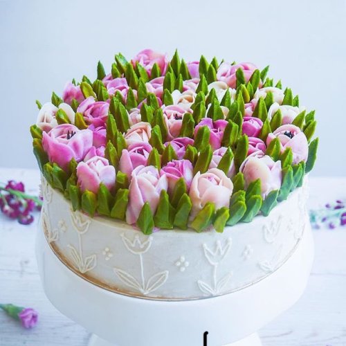 RT @Just_Bake: Love the simplicity of this tulip garden cake by @culinarydots The tulips are absolut