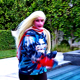 mikachu1122: alexfromjcpenney:  kylos:      Jenna Marbles messes around with face prosthetics    She look like the grinch’s younger female cousin who lives in the suburbs instead of on a mountain but still definitely hates whos and Christmas and has